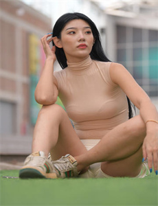 《qvod欧美电影-驯服警察妈妈》